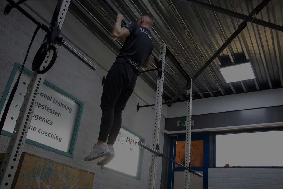 Benjamin traint in de gym